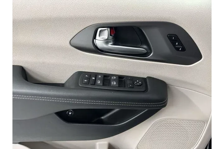 $27295 : Chrysler Pacifica Plug-In Hy image 5