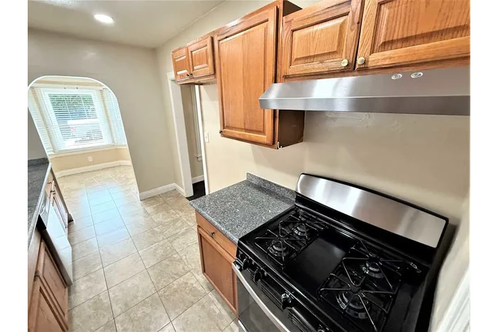 $2000 : 2 bed 1 bath home in LA image 6