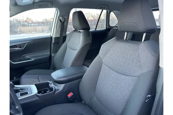 $32509 : Toyota RAV4 2025 AWD XLE 4dr image 2