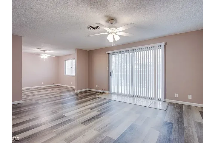 $900 : Charming SINGLE-STORY 3-Bedroo image 3