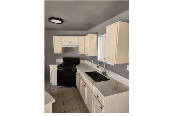 $1800 : Casa en Renta 5484 Northridge image 1