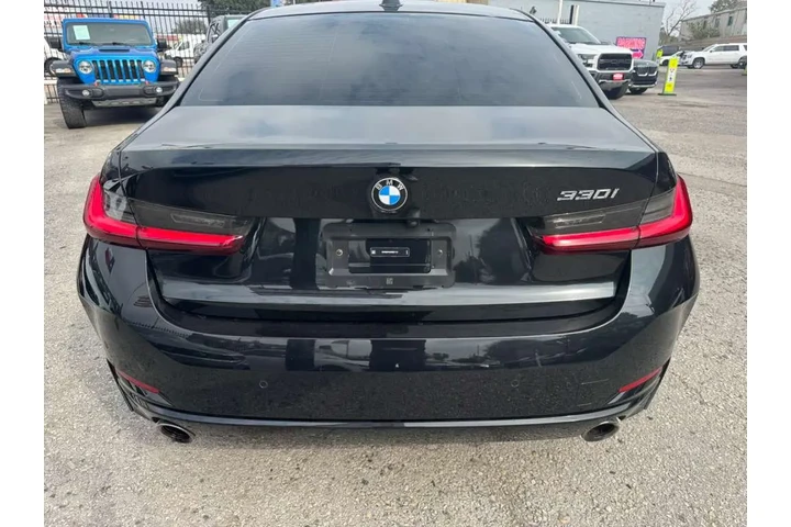 2024 BMW 3-Series 330i image 5