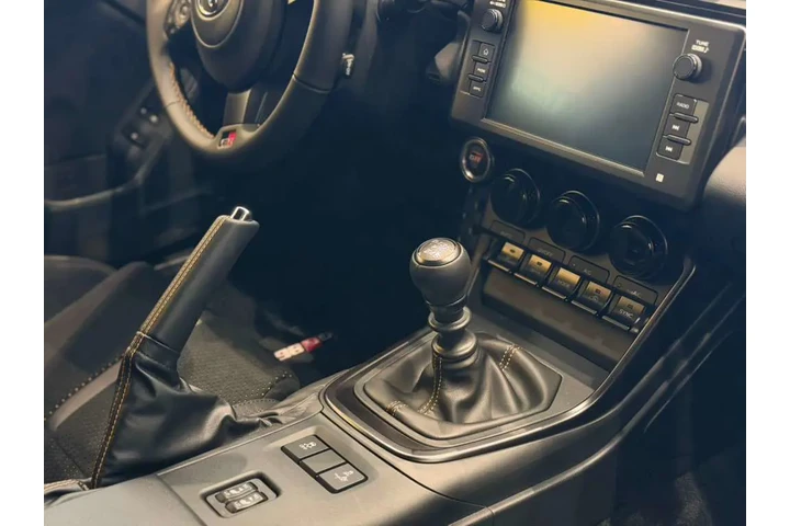 TOYOTA GR86 YUZU EDITION image 9