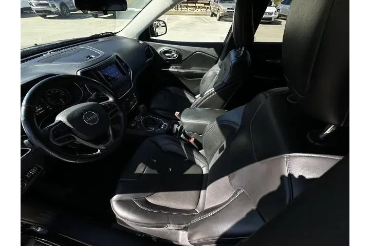 Jeep Cherokee 2019 4x4 Latit image 10