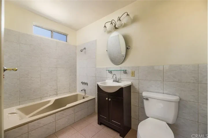 $1650 : Norwalk - Single Family Home image 4