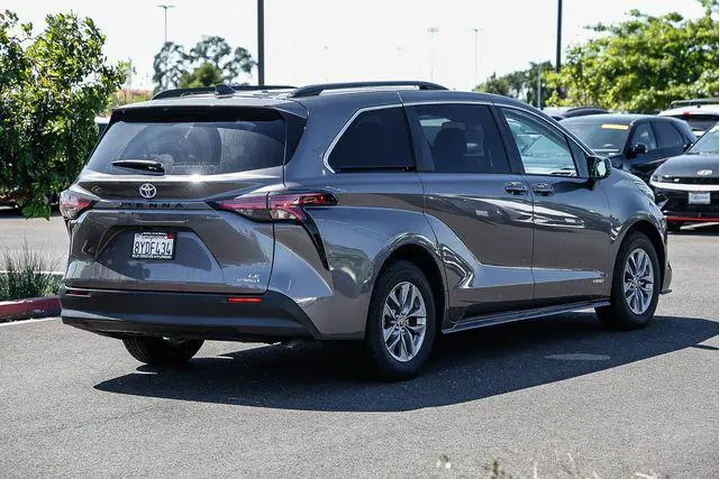 $33333 : Toyota Sienna 2021 LE 8-Pass image 5