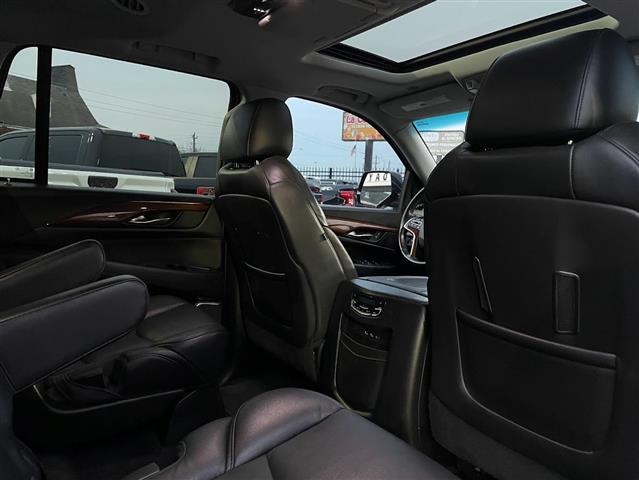 2017 Escalade 2WD 4dr Luxury image 9