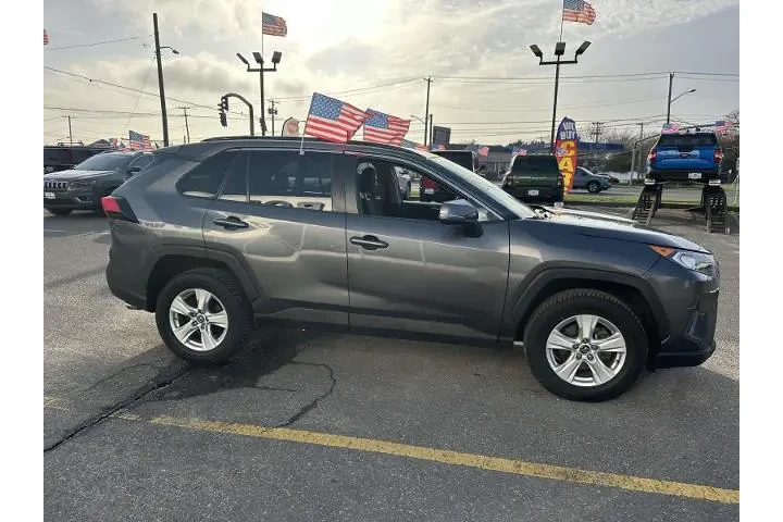 $17995 : Toyota RAV4 2021 AWD XLE 4dr image 5