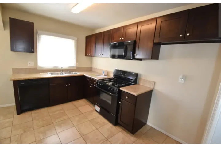 $2150 : Available 2Bed 1Bat in LA image 2