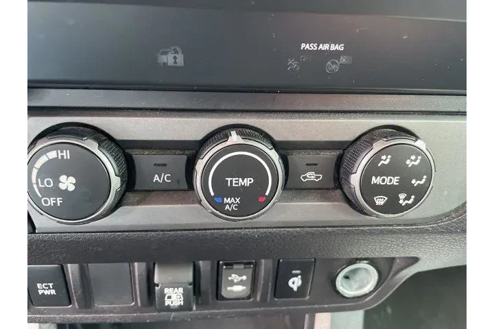 $31992 : Toyota Tacoma 2019 4x4 TRD P image 10