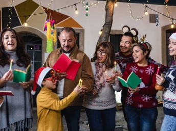 Familia hispana celebrando las posadas