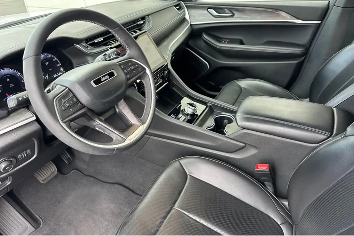 $37981 : Jeep Grand Cherokee L 2024 4 image 9