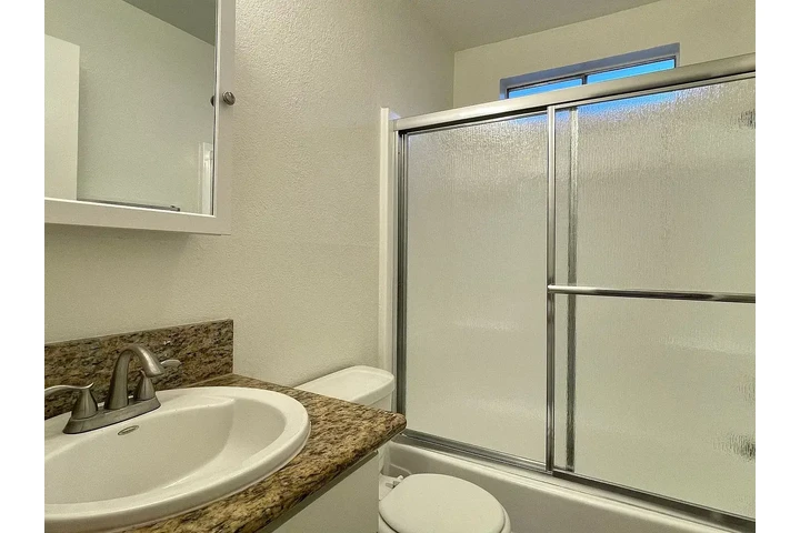 $1800 : 1 BD Apartment in Convenient D image 4