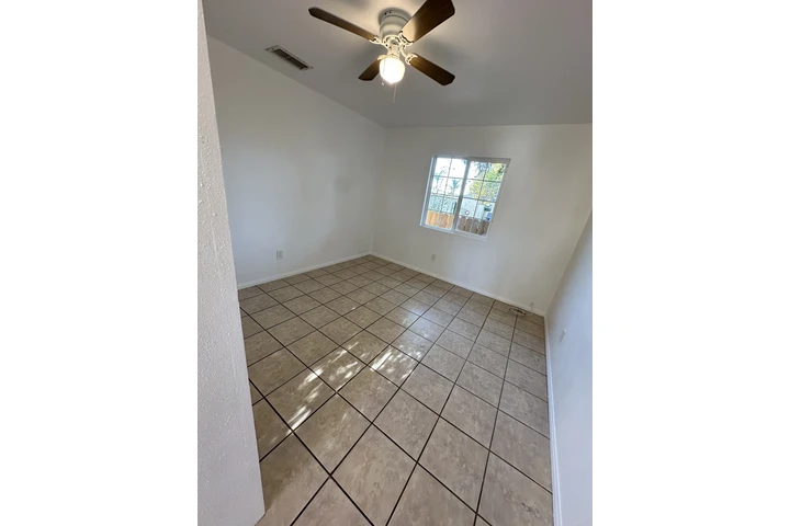 $1000 : Se renta recámara con baño image 1