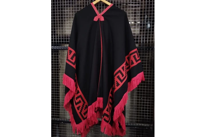 $400000 : Ponchos y tejidos Calamaco. image 9