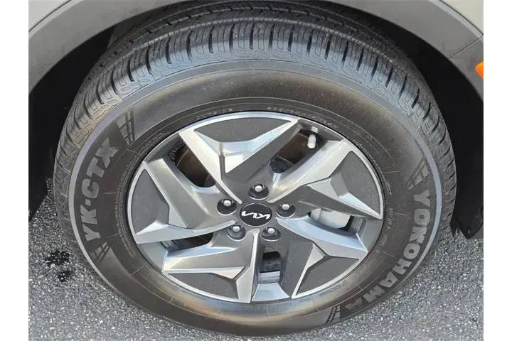 $22950 : Kia Sorento Hybrid 2022 S 4d image 8