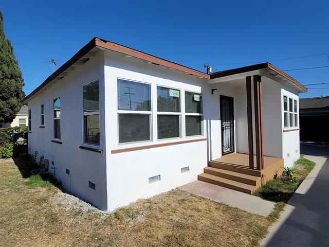 $1500 : 🏡Victoria Ave, South Gate, CA image 1