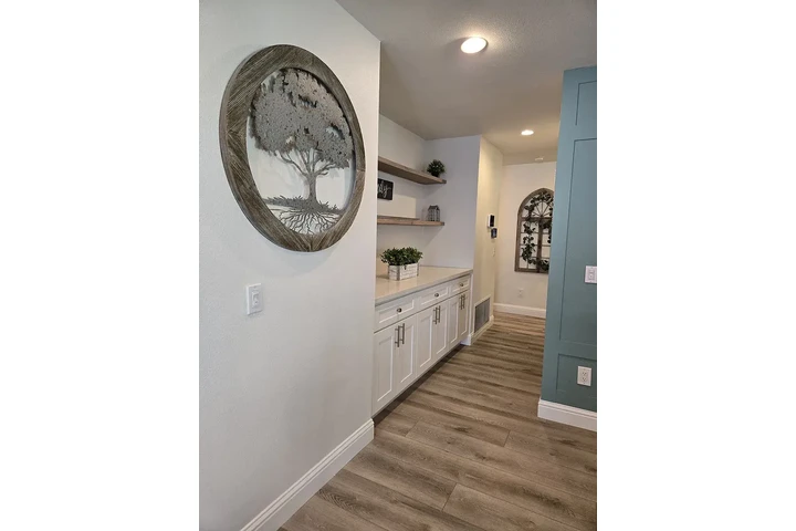 $1400 : Fontana Available 4 & 2 image 5