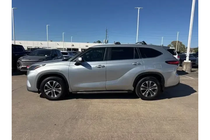 $37655 : Toyota Highlander 2024 LE 4d image 1