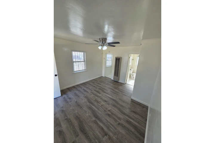 $1550 : Bell Gardens - Studio image 3