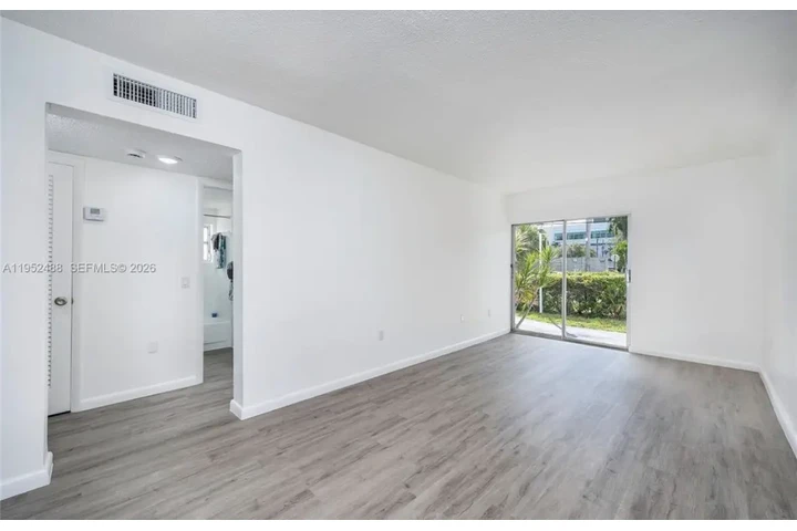 $1500 : 1 bedroom 1 bath Apt in Miami image 3