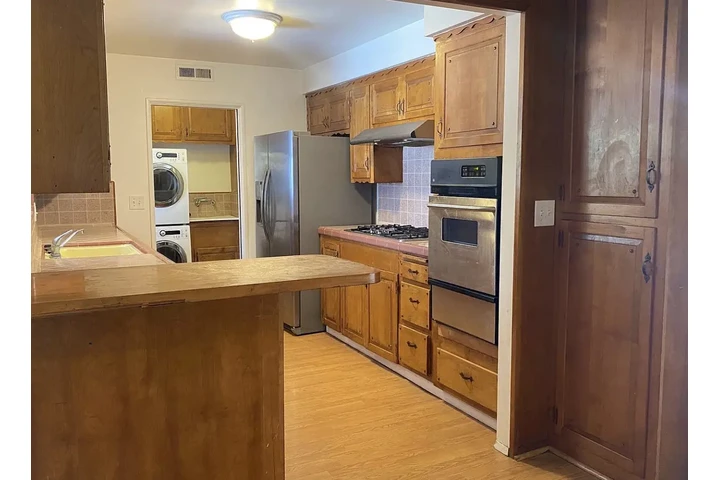 $1200 : Hard Wood Flooring Home image 3