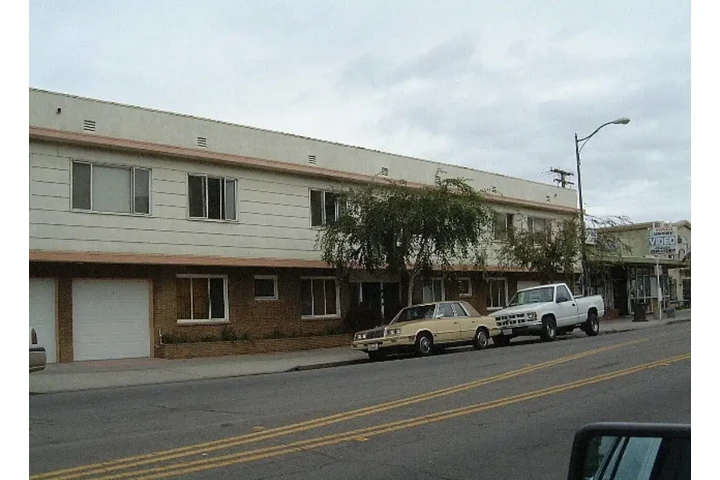 $1300 : apartment in a controlled area image 1