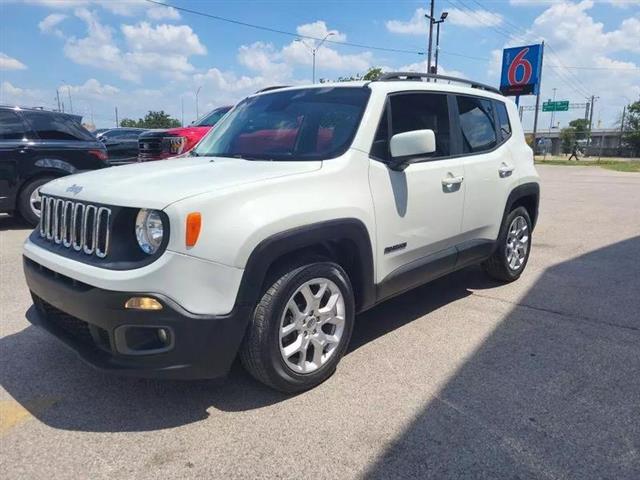 2016 Renegade Latitude FWD image 3