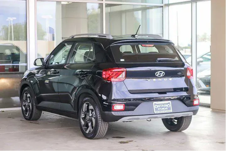 $21027 : Hyundai VENUE 2025 SEL 4dr C image 6