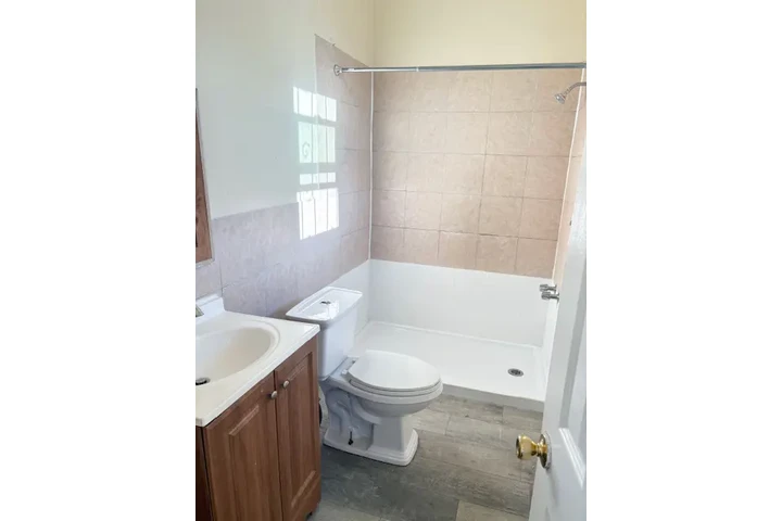 $1750 : 1 BED APT IN HUNTINGTON PARK image 8
