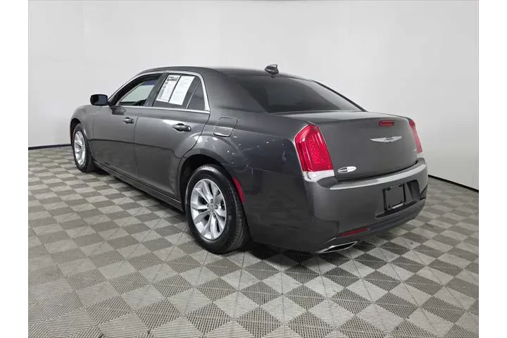 $25998 : Chrysler 300 2023 Touring 4d image 6