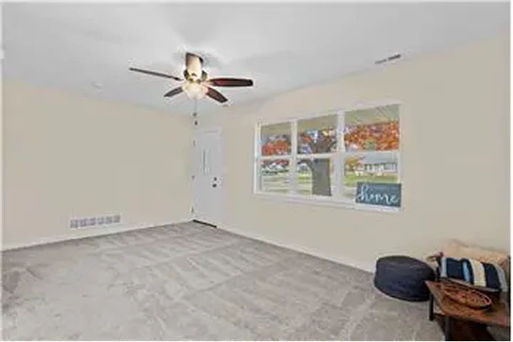 $700 : Rental property with 2 bedro image 4
