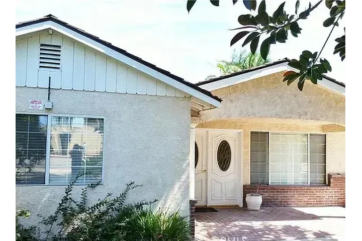 $2050 : Beautiful updated home image 1