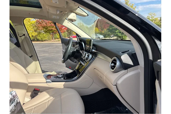 $25000 : 2019 GLC 300 image 5