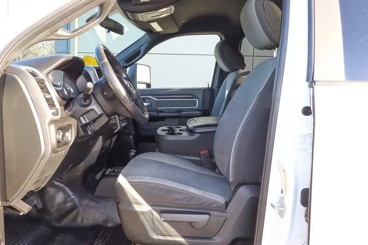 $52988 : 2023 4500 Chassis Cab SLT 4x4 image 7