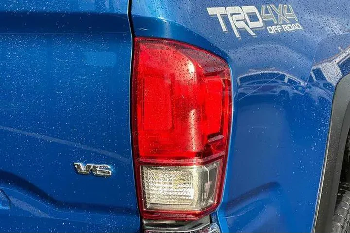 $30899 : Toyota Tacoma 2017 4x4 TRD O image 9