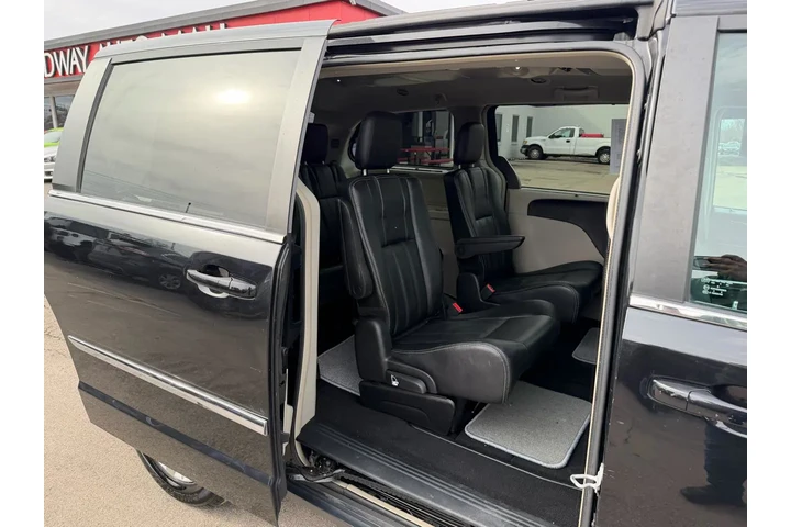 $5980 : 2016 Town & Country 4dr Wgn T image 9