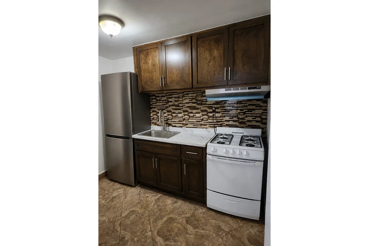 $1750 : 1Rec/1Ba Todo Incl + 1 Parking image 1