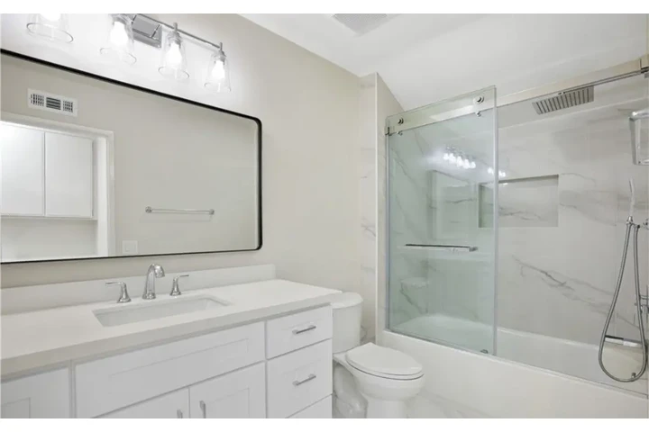 $2300 : 3 Bedroom Apartment in LA image 9