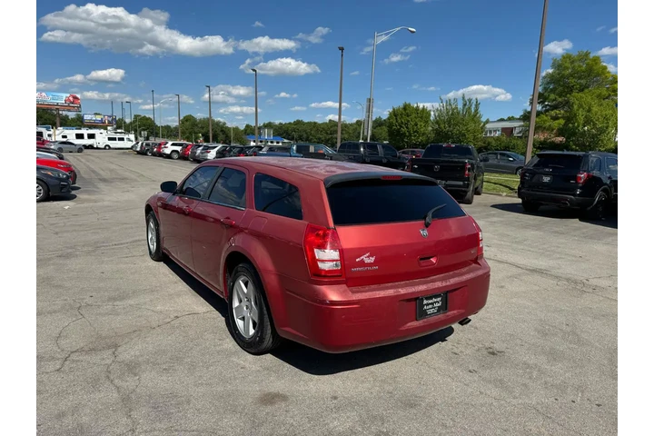 $3980 : 2005 Magnum 4dr Wgn SE RWD image 4