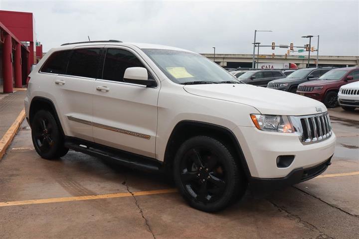 $15979 : 2011 Grand Cherokee Laredo image 4