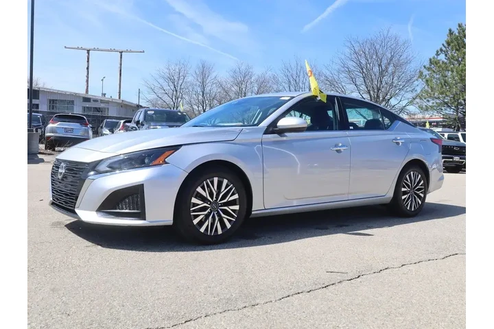$17477 : Nissan Altima 2023 2.5 SV 4d image 3