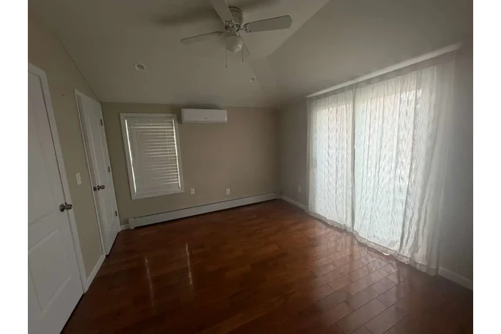 $1200 : Se renta habitación con balcon image 1