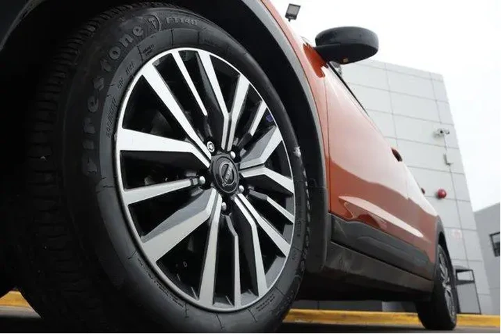 $17899 : Nissan Kicks 2024 SV 4dr Cro image 9