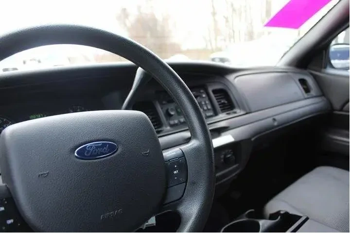 $8905 : Ford Crown Victoria 2009 Pol image 9