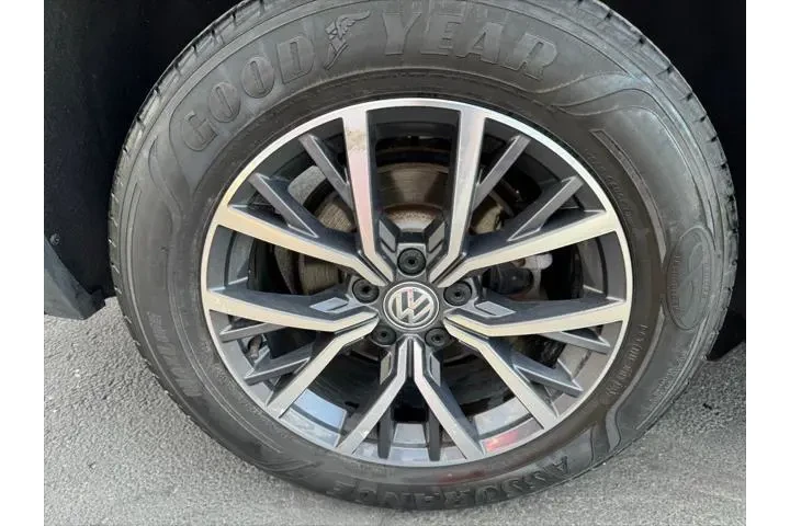 $12990 : Volkswagen Tiguan 2020 SE 4d image 9