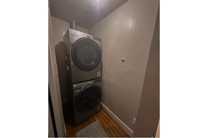 $850 : brand new large fenced home image 5