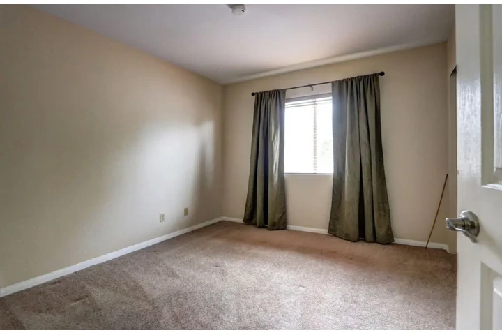 $1400 : 3Bed/2Bath Home in Las Vegas image 6