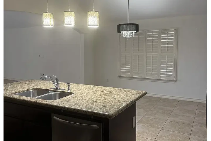 $1570 : HOUSE RENT AVAILABLE LAREDO TX image 2
