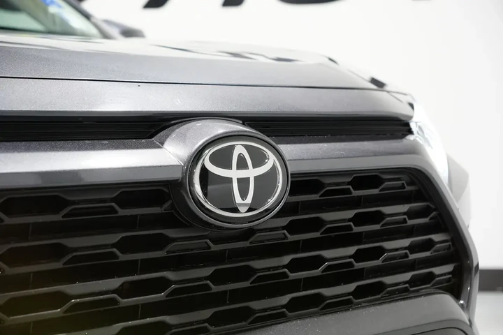 $25496 : 2023 RAV4 image 5